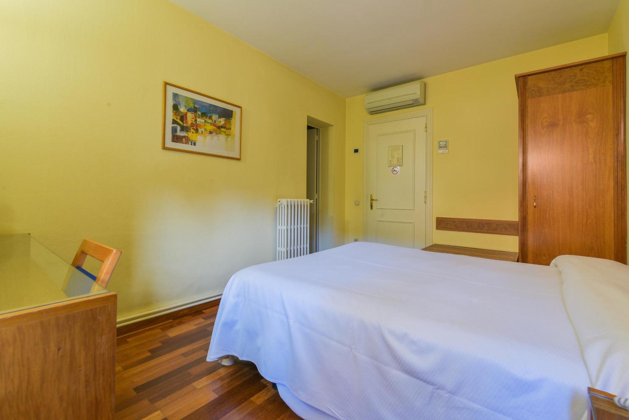 Hotel Robert La Pobla de Claramunt Екстер'єр фото